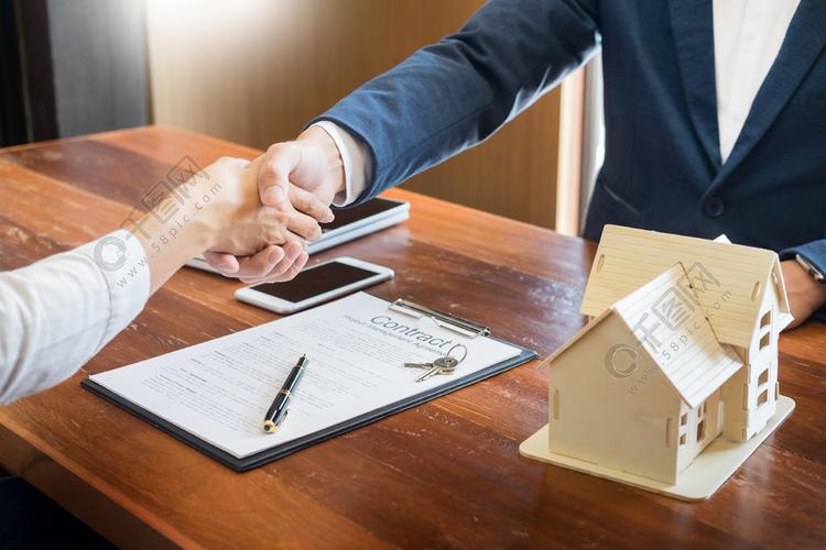 房屋开发商代理人或财务顾问与客户签署文件制作交易后成功握手与公司